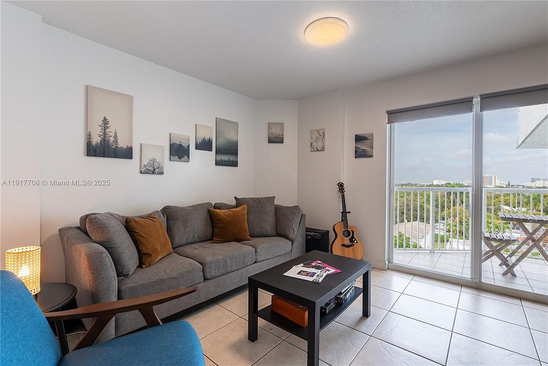 合同活跃: $2,400 (1 贝兹, 1 浴室, 710 平方英尺)