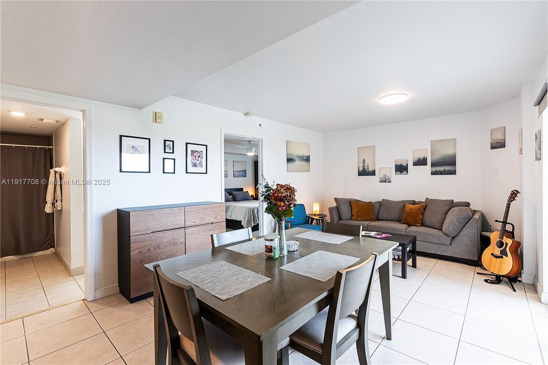 合同活跃: $2,400 (1 贝兹, 1 浴室, 710 平方英尺)