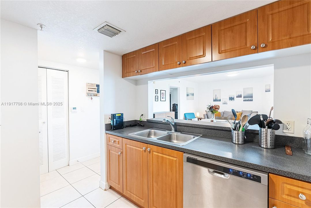 合同活跃: $2,400 (1 贝兹, 1 浴室, 710 平方英尺)