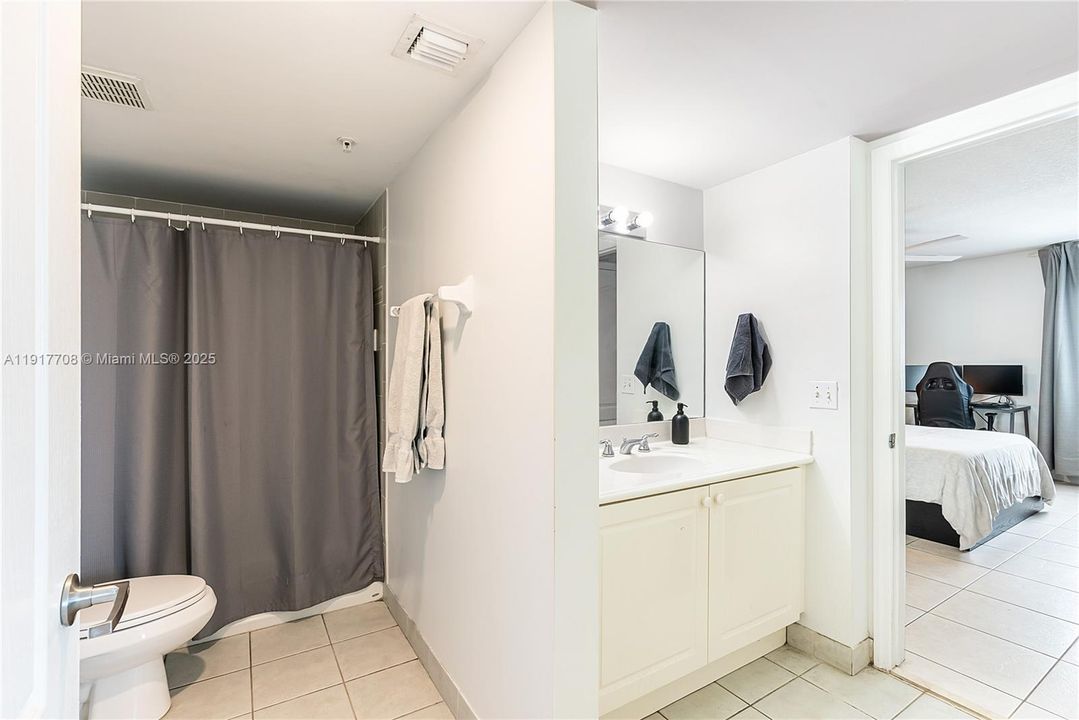 合同活跃: $2,400 (1 贝兹, 1 浴室, 710 平方英尺)