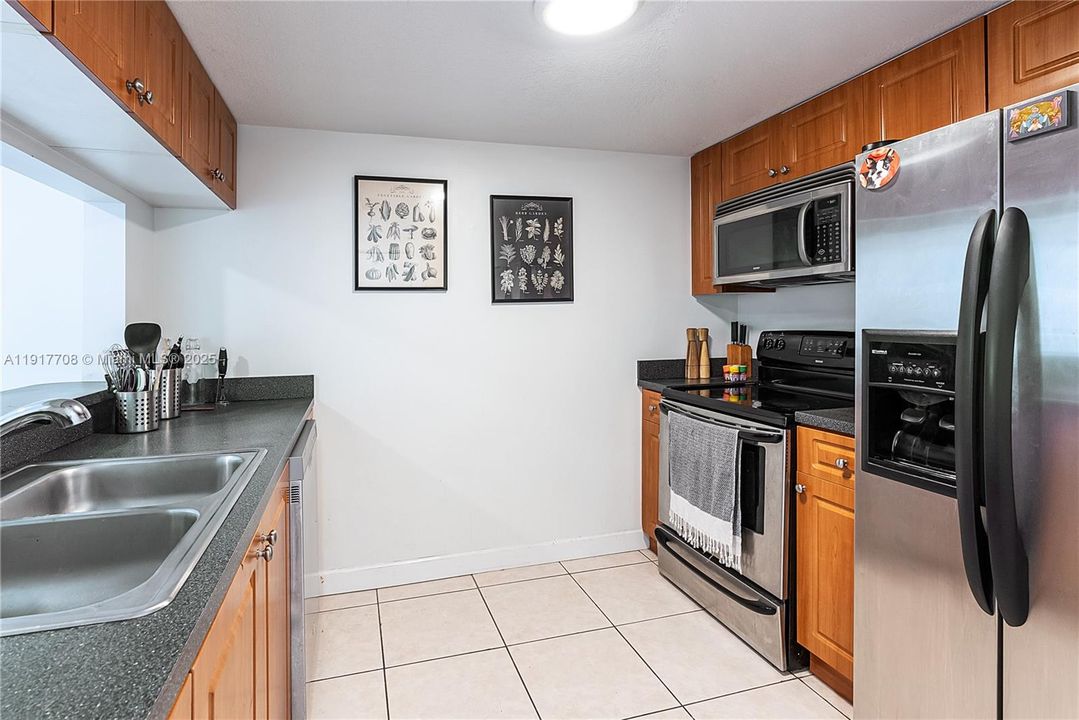 合同活跃: $2,400 (1 贝兹, 1 浴室, 710 平方英尺)