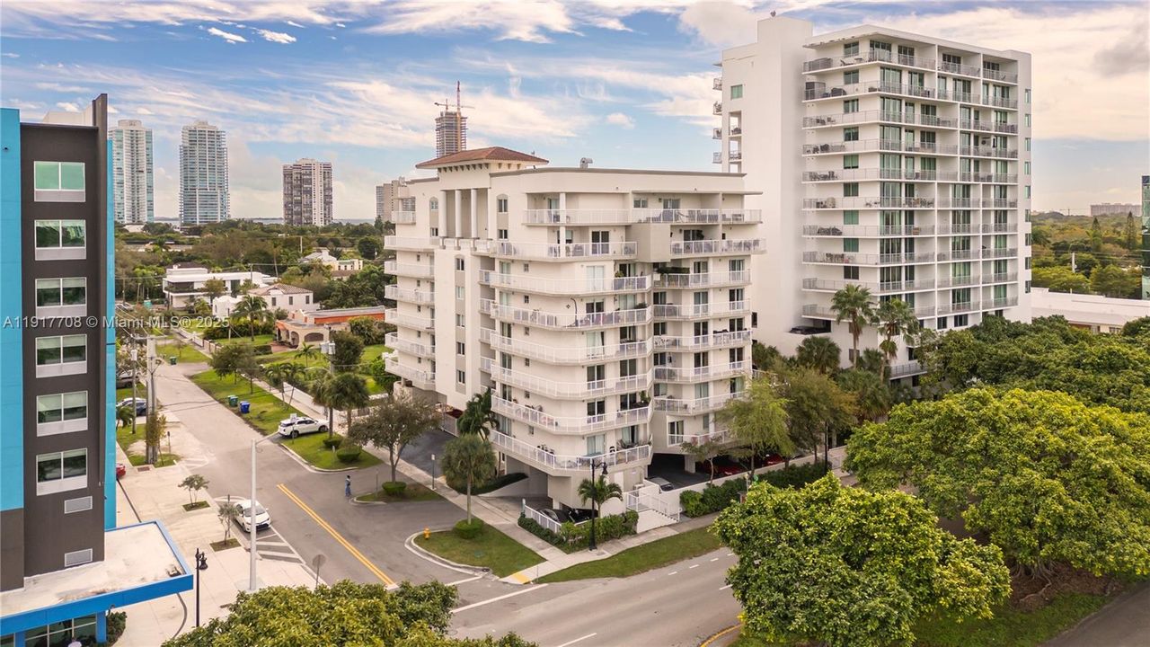 合同活跃: $2,400 (1 贝兹, 1 浴室, 710 平方英尺)