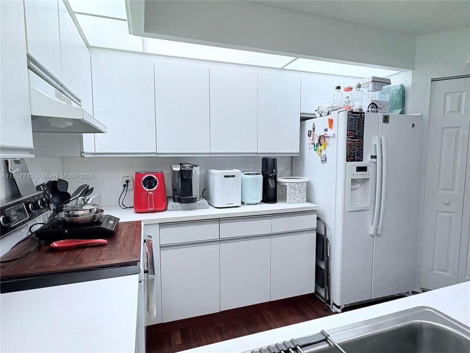 待售: $185,000 (1 贝兹, 1 浴室, 1045 平方英尺)