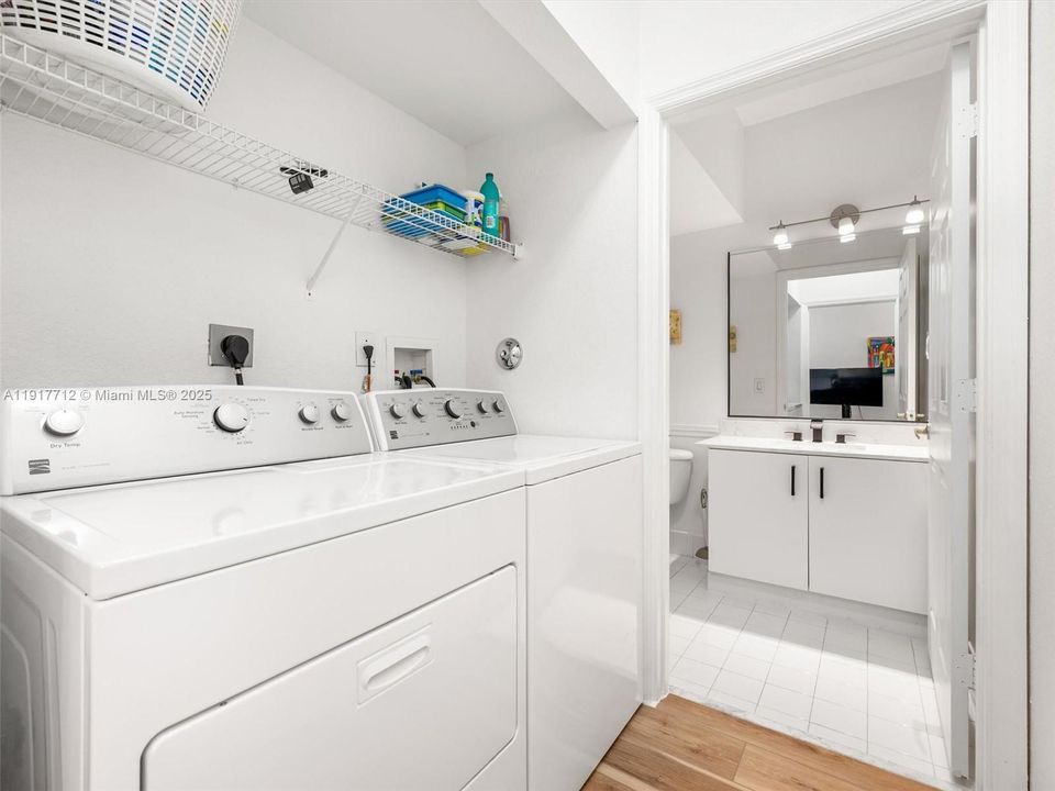 На продажу: $435,000 (2 спален, 2 ванн, 1281 Квадратных фут)