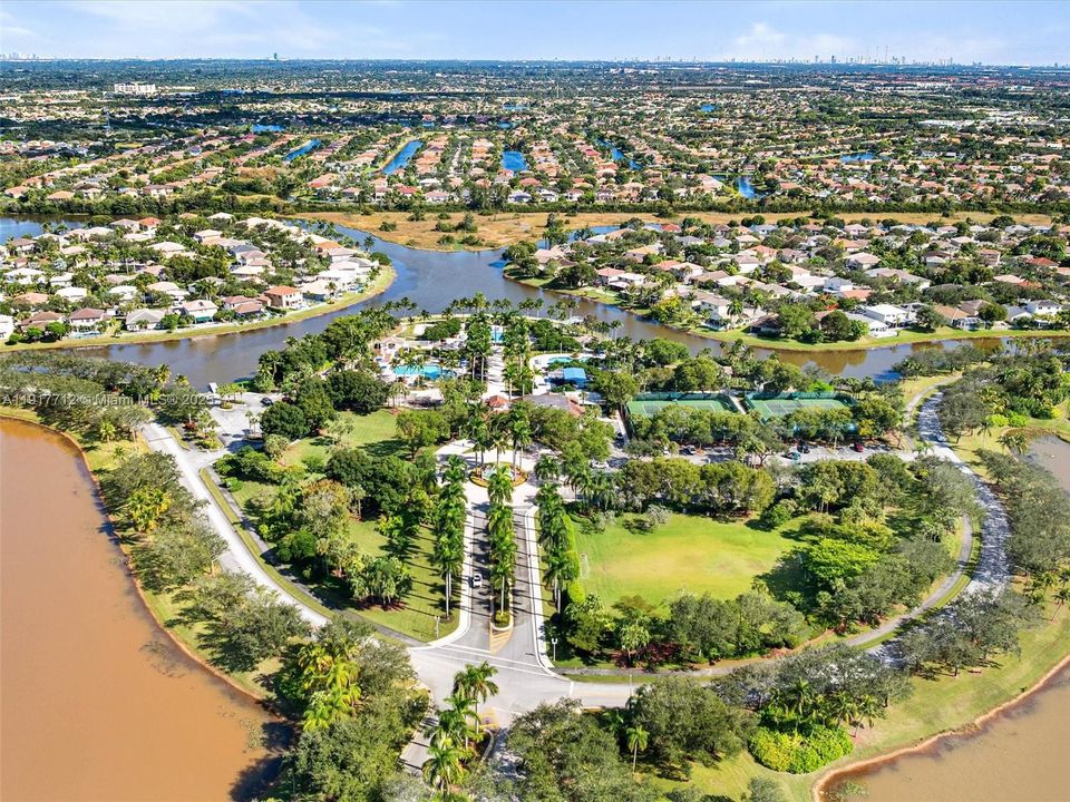 На продажу: $435,000 (2 спален, 2 ванн, 1281 Квадратных фут)