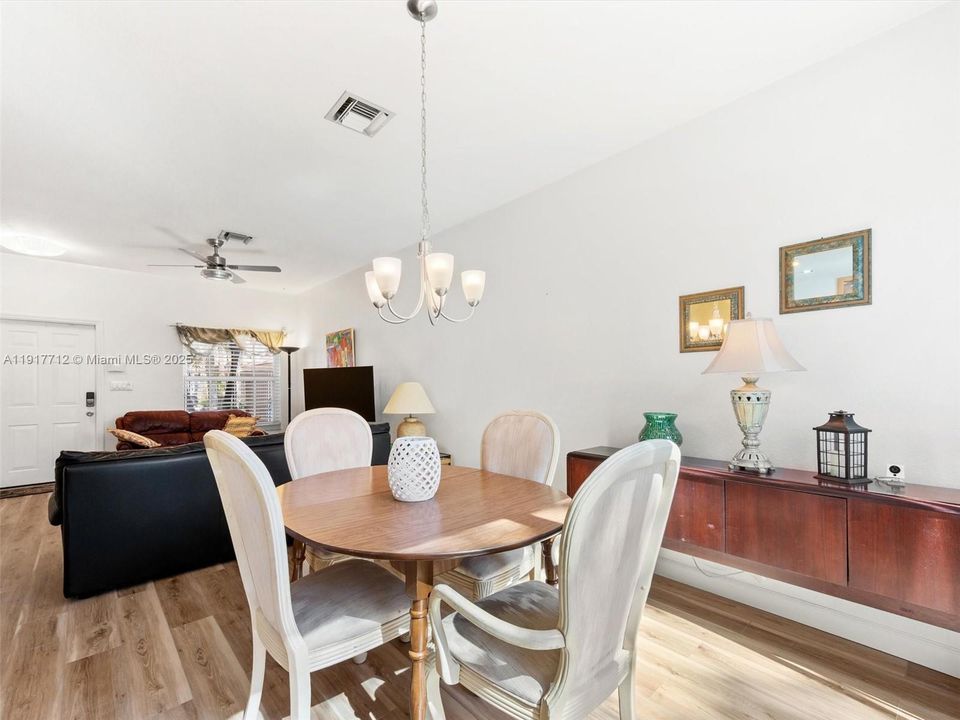 На продажу: $435,000 (2 спален, 2 ванн, 1281 Квадратных фут)