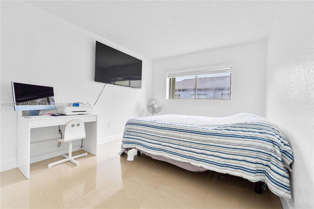 For Rent: $2,100 (2 beds, 1 baths, 784 Square Feet)