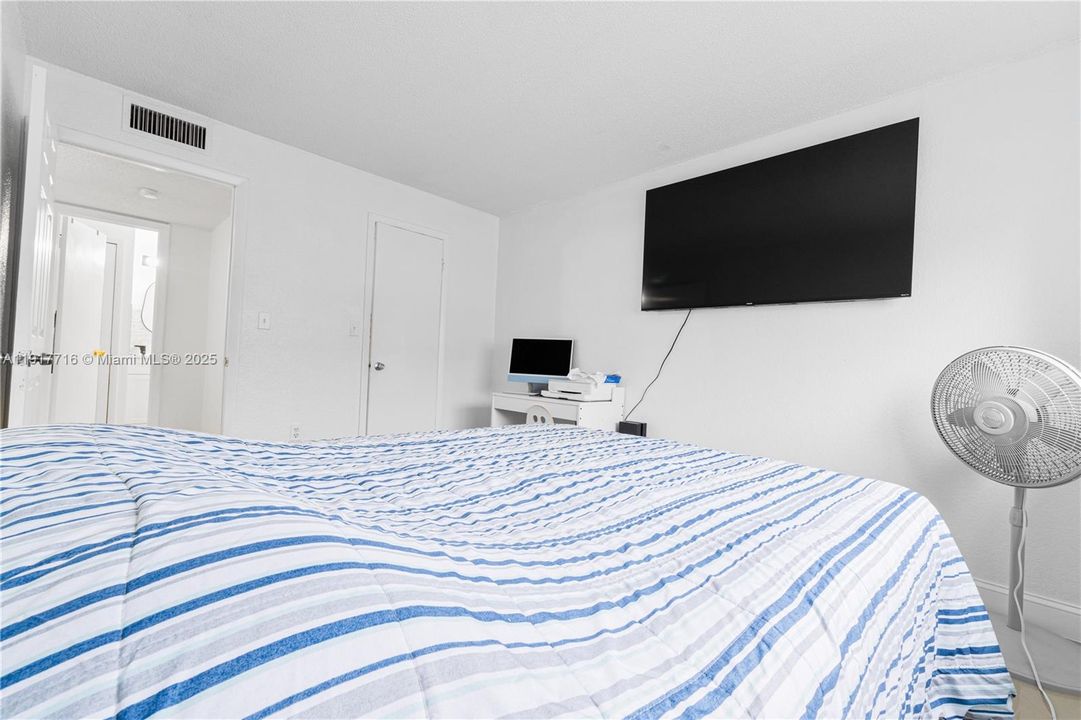 For Rent: $2,100 (2 beds, 1 baths, 784 Square Feet)