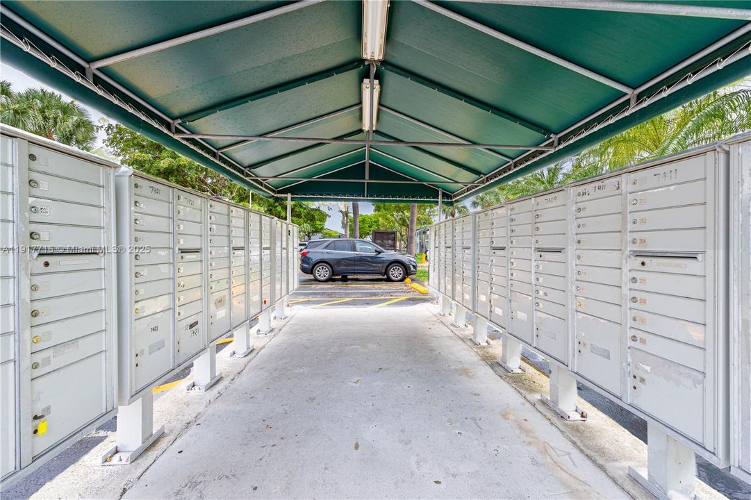 For Rent: $2,100 (2 beds, 1 baths, 784 Square Feet)