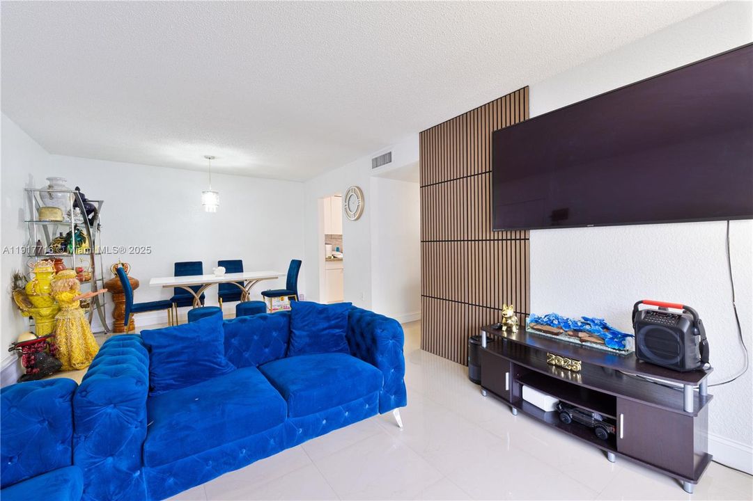 For Rent: $2,100 (2 beds, 1 baths, 784 Square Feet)