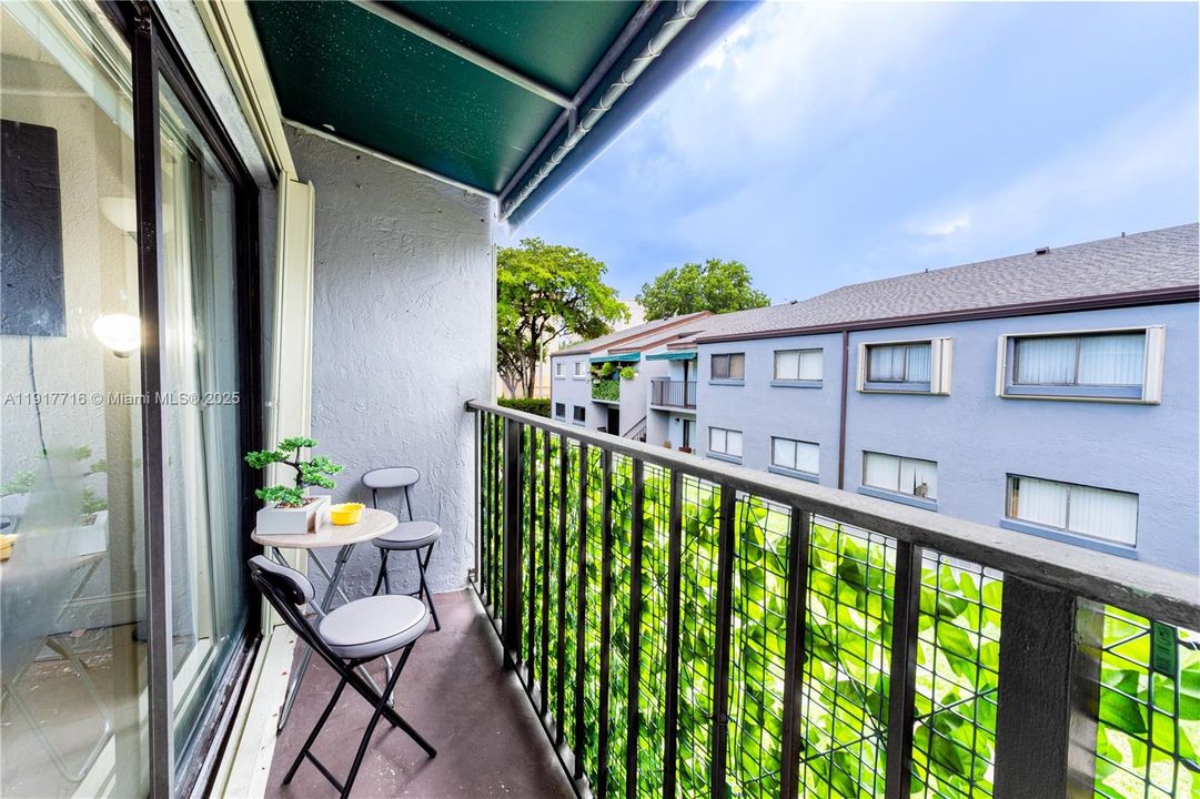 For Rent: $2,100 (2 beds, 1 baths, 784 Square Feet)