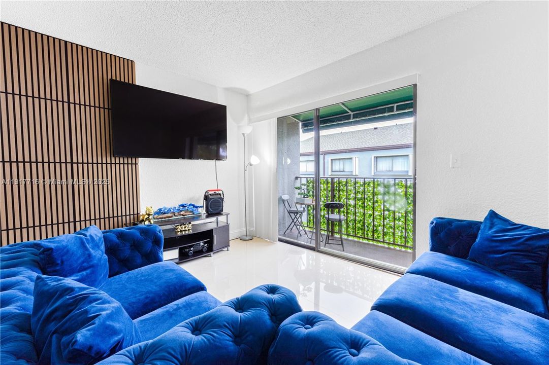 For Rent: $2,100 (2 beds, 1 baths, 784 Square Feet)