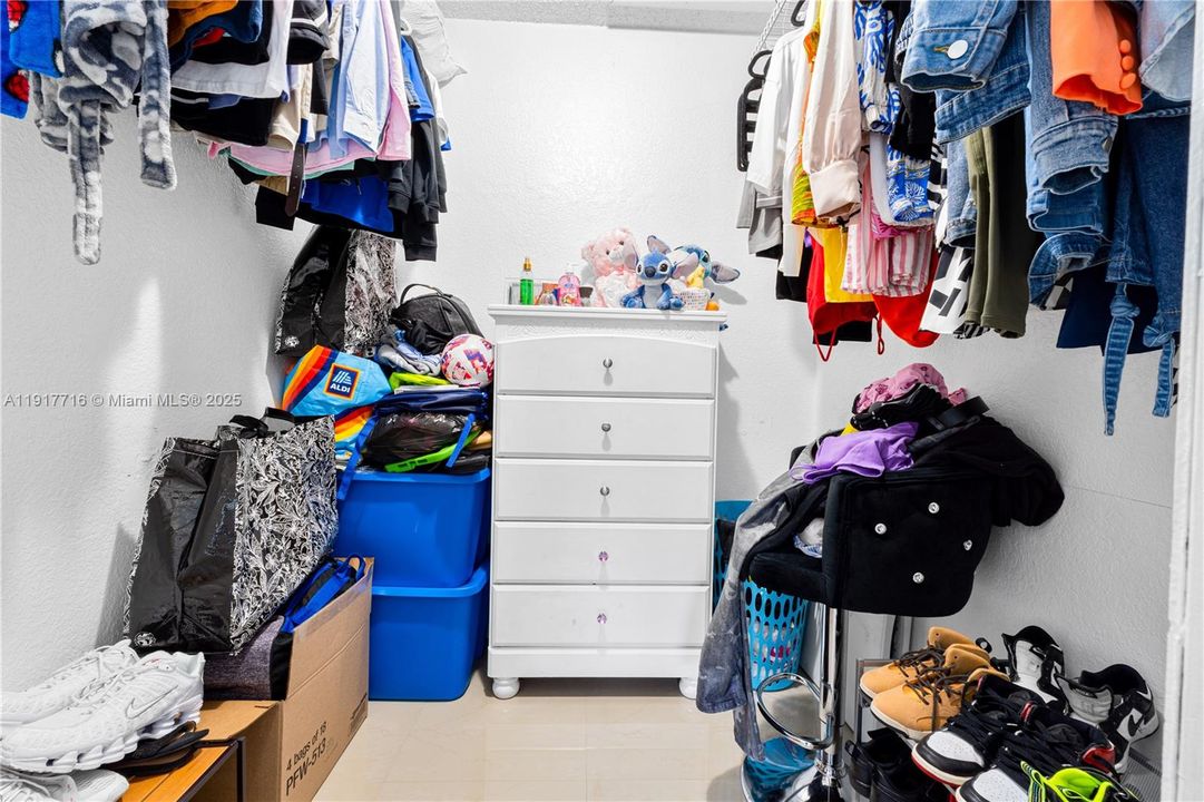 For Rent: $2,100 (2 beds, 1 baths, 784 Square Feet)