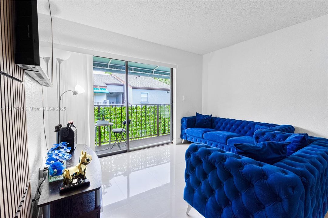 For Rent: $2,100 (2 beds, 1 baths, 784 Square Feet)