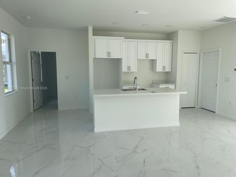 待售: $330,000 (3 贝兹, 2 浴室, 1357 平方英尺)