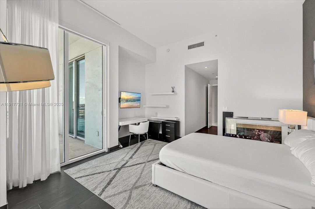 Под контрактом: $15,000 (3 спален, 4 ванн, 2631 Квадратных фут)