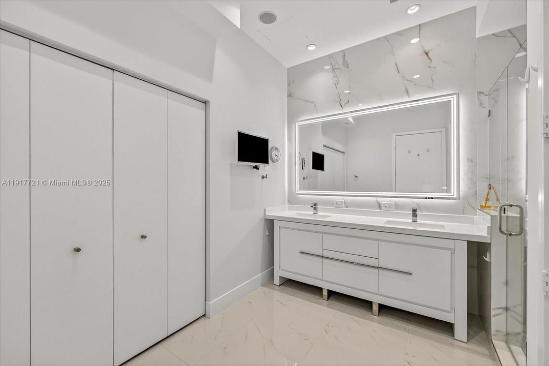 Под контрактом: $15,000 (3 спален, 4 ванн, 2631 Квадратных фут)