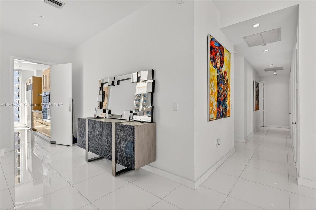 Под контрактом: $15,000 (3 спален, 4 ванн, 2631 Квадратных фут)