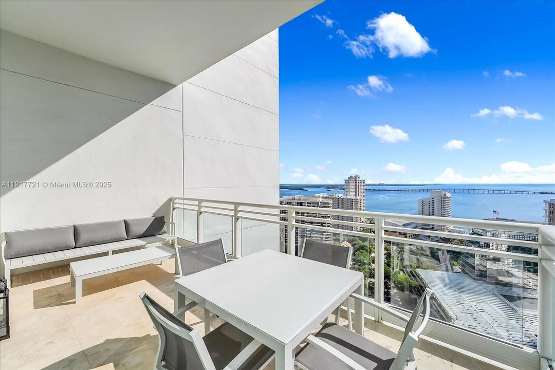 Под контрактом: $15,000 (3 спален, 4 ванн, 2631 Квадратных фут)