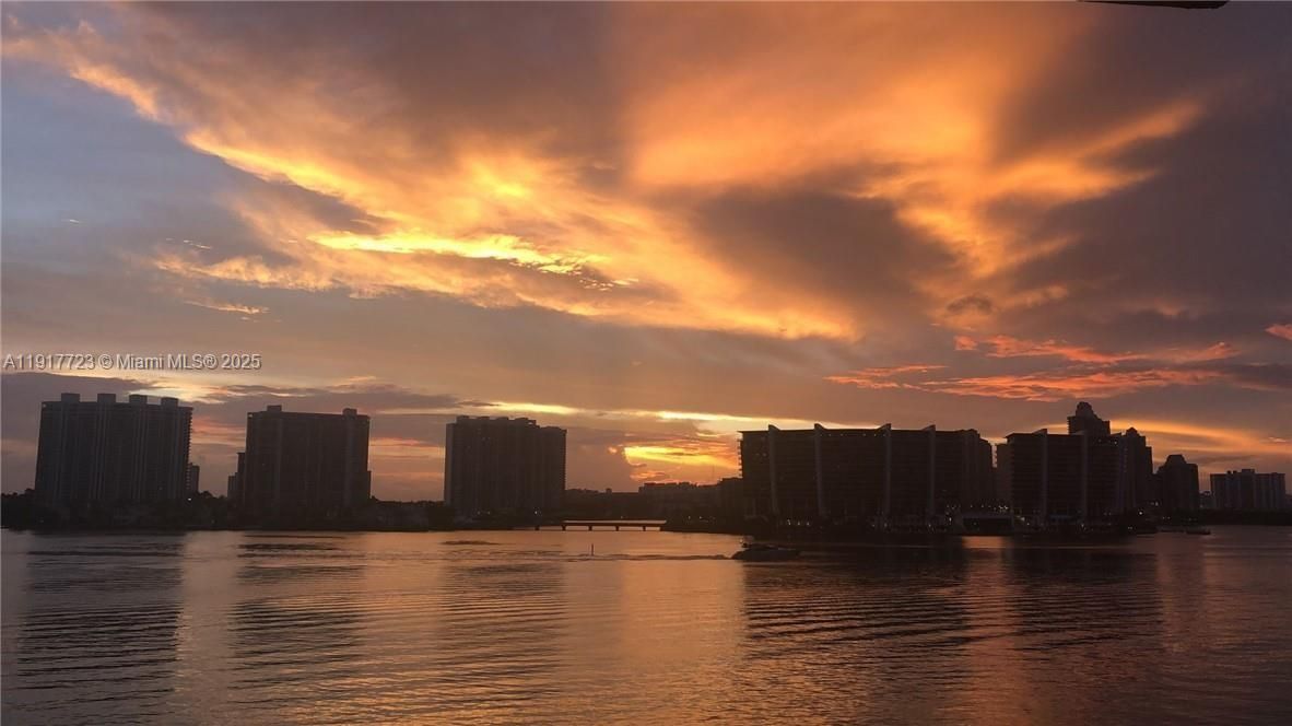 待售: $525,000 (2 贝兹, 2 浴室, 1217 平方英尺)