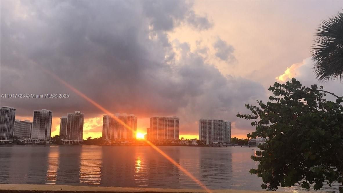 待售: $525,000 (2 贝兹, 2 浴室, 1217 平方英尺)