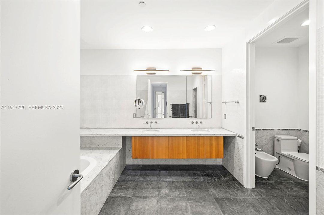 For Sale: $4,600,000 (3 beds, 3 baths, 3211 Square Feet)