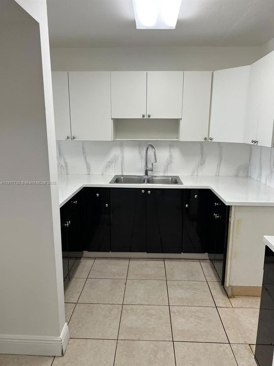 На продажу: $245,000 (2 спален, 1 ванн, 980 Квадратных фут)