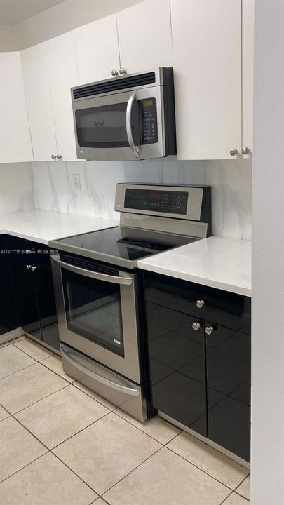 На продажу: $245,000 (2 спален, 1 ванн, 980 Квадратных фут)