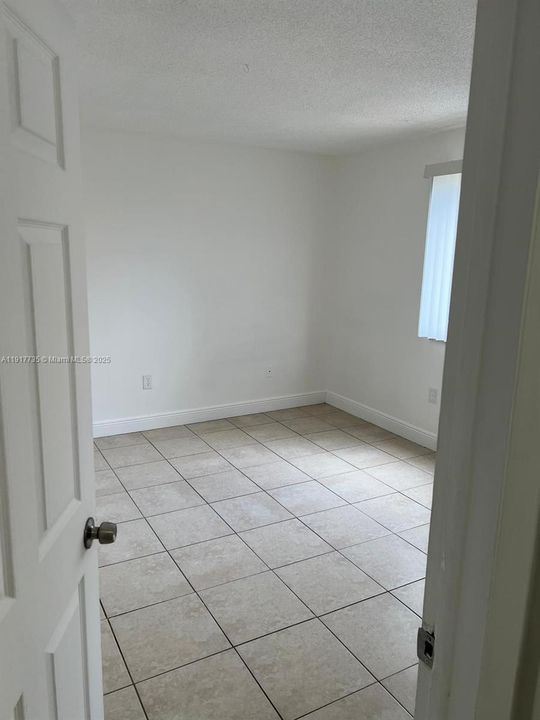 На продажу: $245,000 (2 спален, 1 ванн, 980 Квадратных фут)