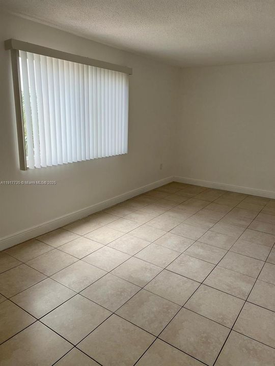 На продажу: $245,000 (2 спален, 1 ванн, 980 Квадратных фут)