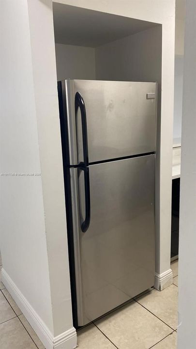 На продажу: $245,000 (2 спален, 1 ванн, 980 Квадратных фут)