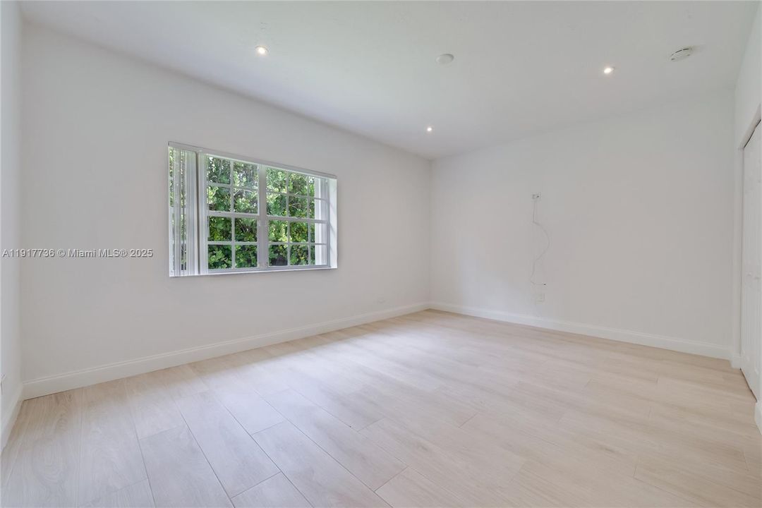 В аренду: $12,500 (5 спален, 4 ванн, 3920 Квадратных фут)