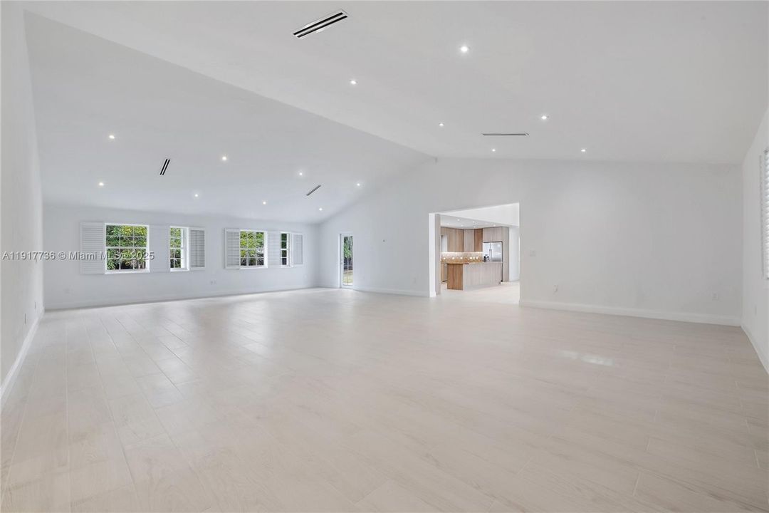 В аренду: $12,500 (5 спален, 4 ванн, 3920 Квадратных фут)