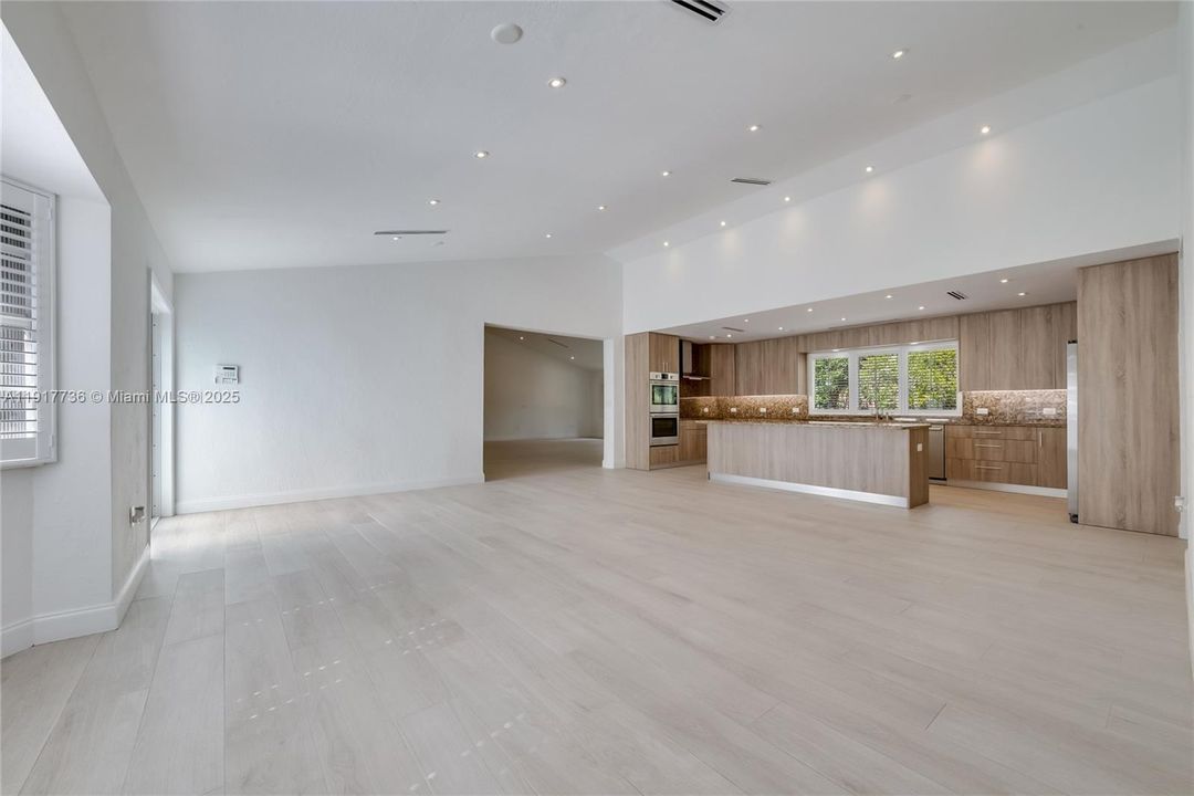 В аренду: $12,500 (5 спален, 4 ванн, 3920 Квадратных фут)