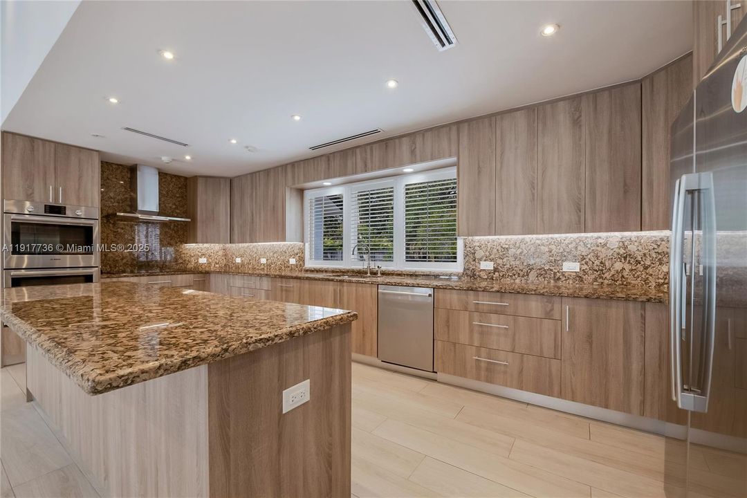 В аренду: $12,500 (5 спален, 4 ванн, 3920 Квадратных фут)