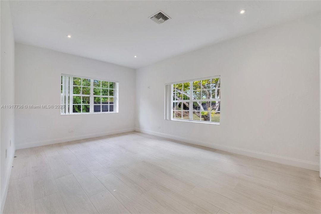 В аренду: $12,500 (5 спален, 4 ванн, 3920 Квадратных фут)