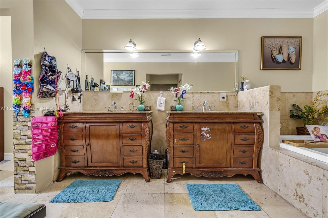 For Sale: $1,649,000 (6 beds, 4 baths, 4203 Square Feet)