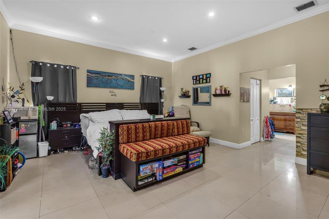 For Sale: $1,649,000 (6 beds, 4 baths, 4203 Square Feet)