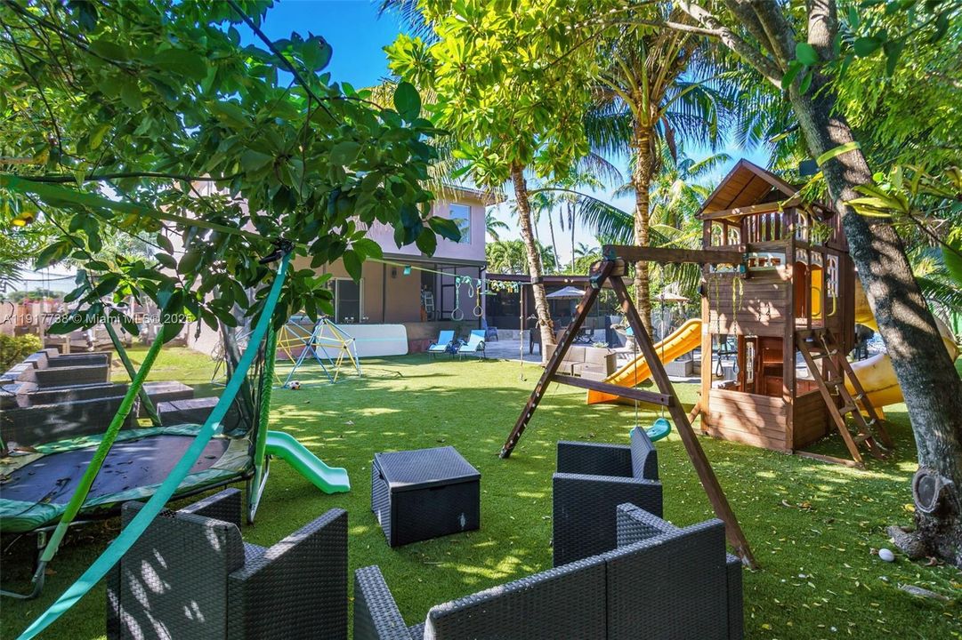 For Sale: $1,649,000 (6 beds, 4 baths, 4203 Square Feet)