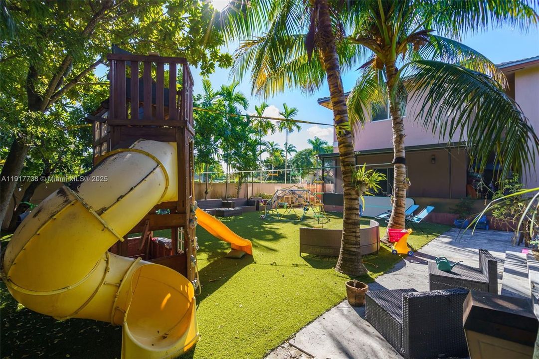 For Sale: $1,649,000 (6 beds, 4 baths, 4203 Square Feet)