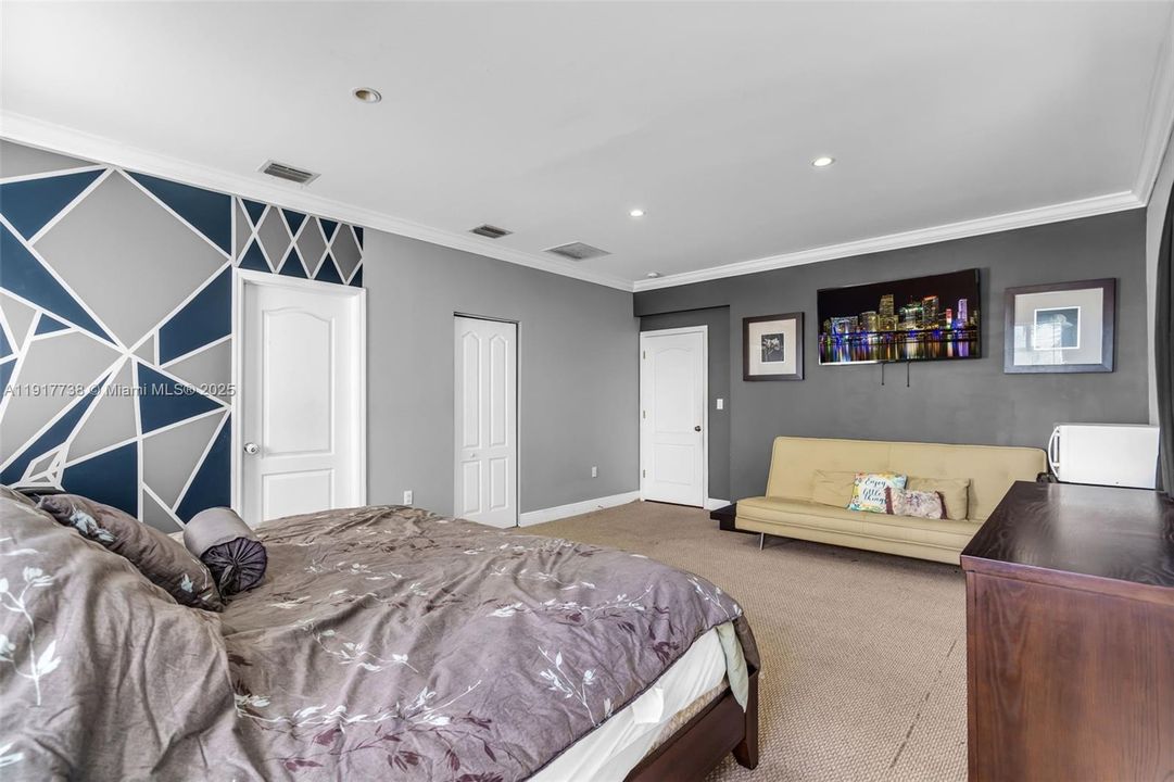 For Sale: $1,649,000 (6 beds, 4 baths, 4203 Square Feet)