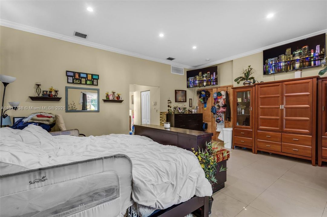 For Sale: $1,649,000 (6 beds, 4 baths, 4203 Square Feet)