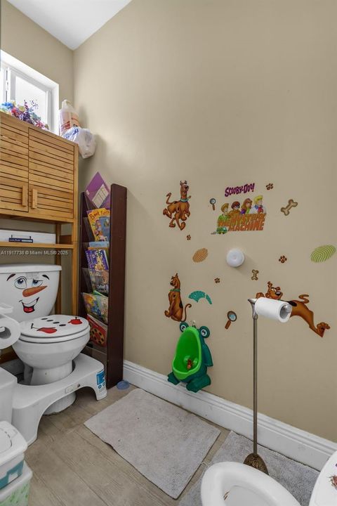 For Sale: $1,649,000 (6 beds, 4 baths, 4203 Square Feet)