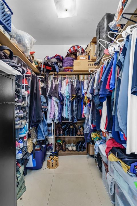 For Sale: $1,649,000 (6 beds, 4 baths, 4203 Square Feet)