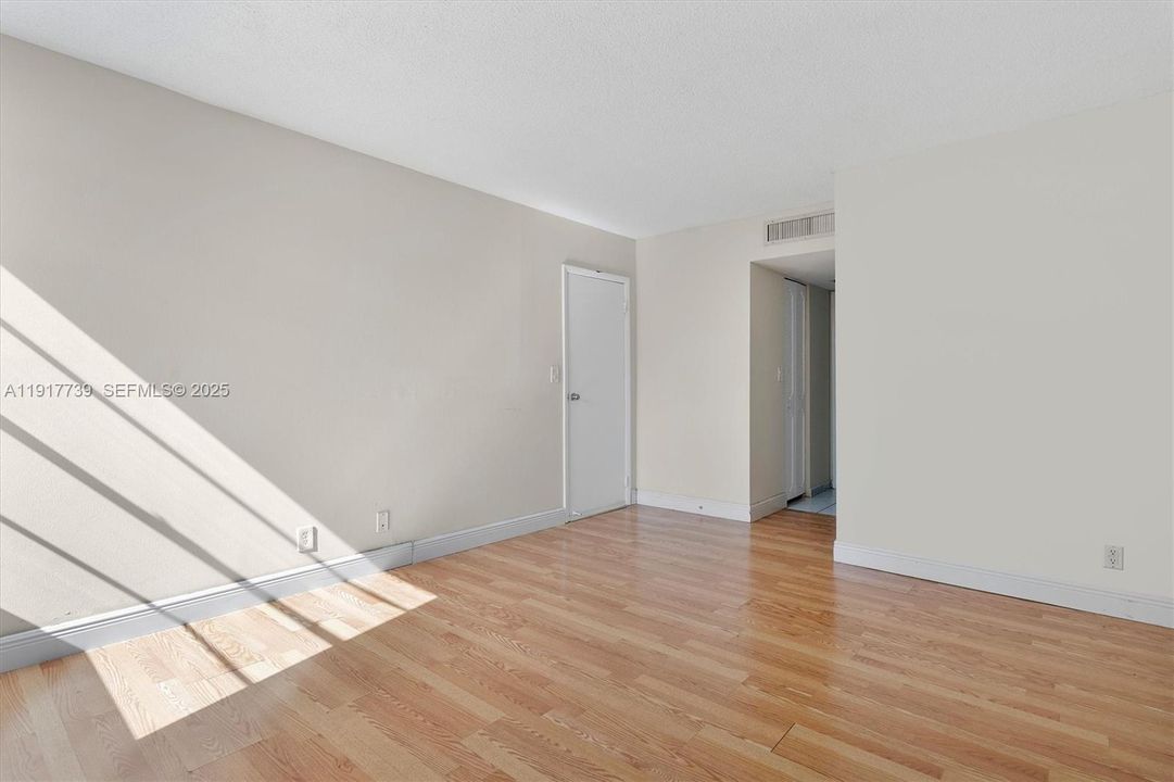 На продажу: $179,000 (1 спален, 1 ванн, 741 Квадратных фут)