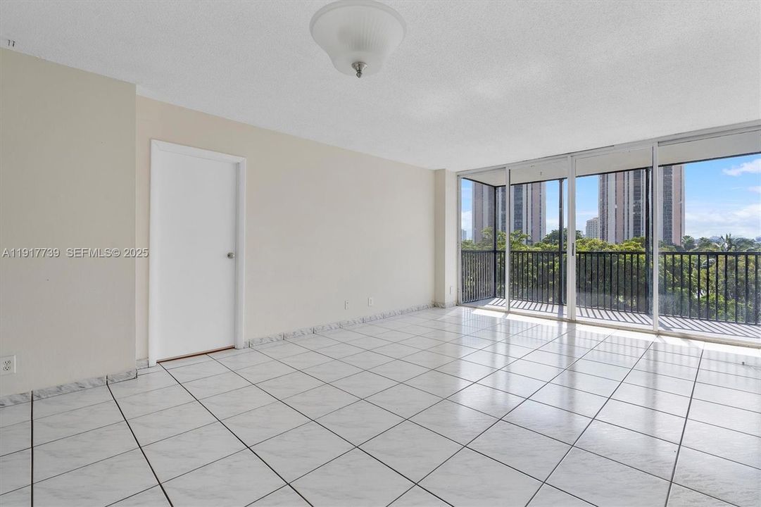 На продажу: $179,000 (1 спален, 1 ванн, 741 Квадратных фут)