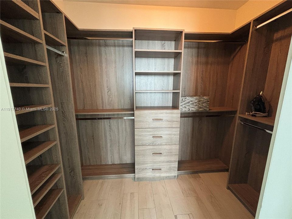 Active With Contract: $6,100 (2 beds, 3 baths, 1143 Square Feet)