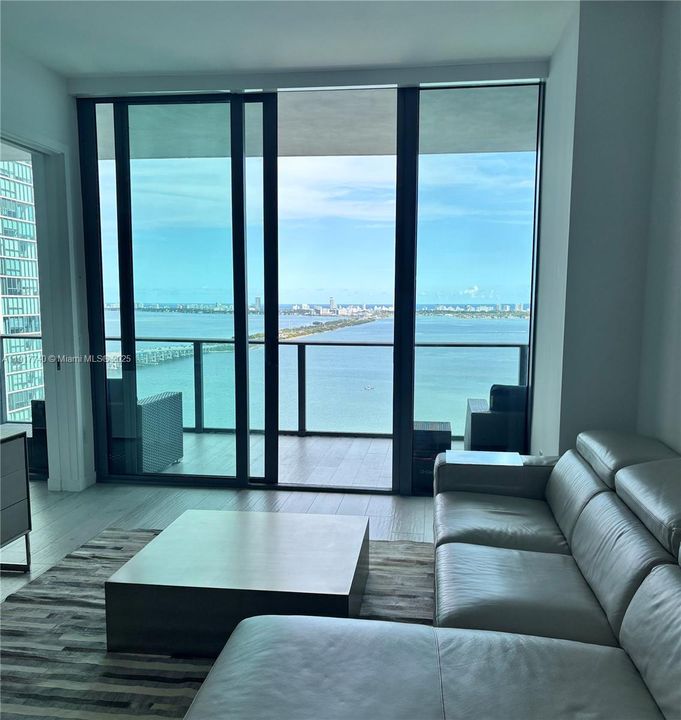 Active With Contract: $6,100 (2 beds, 3 baths, 1143 Square Feet)