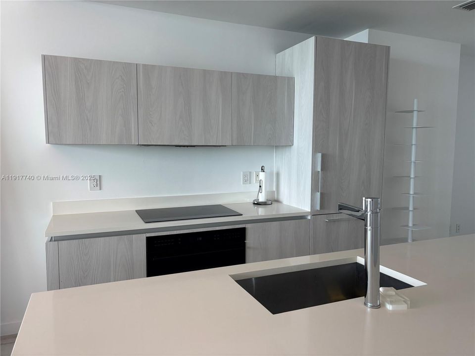 Active With Contract: $6,100 (2 beds, 3 baths, 1143 Square Feet)