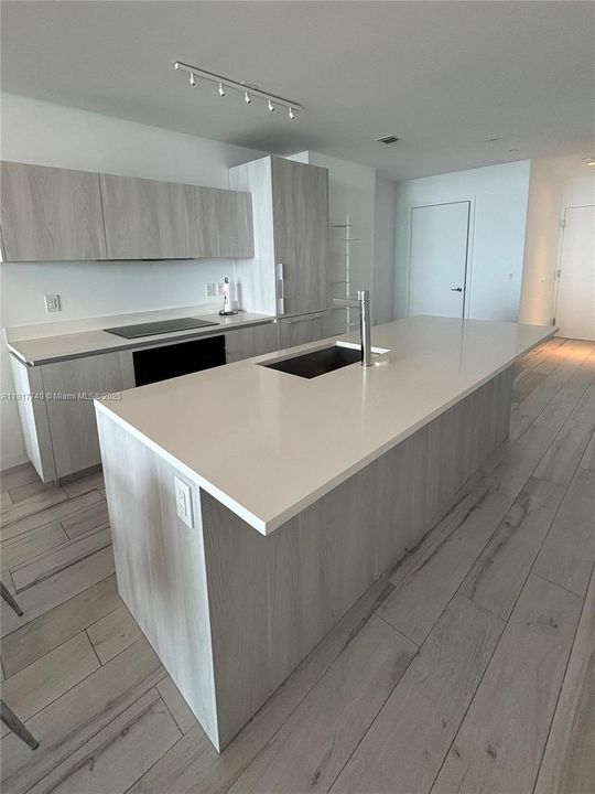 Active With Contract: $6,100 (2 beds, 3 baths, 1143 Square Feet)